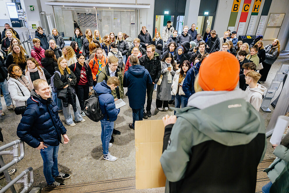 Foto (Universität Paderborn, Mazhiqi) Gruppeneinteilung für die Campustour