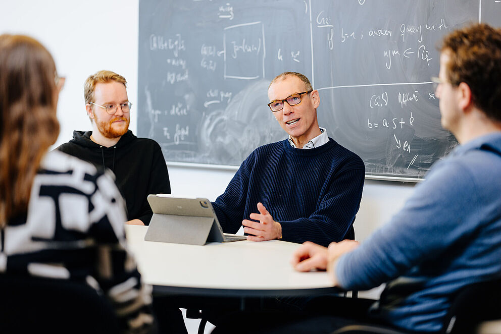 Prof. Dr. Johannes Blömer, Vice President for Research and Young Academics at Paderborn University, advises young academics.